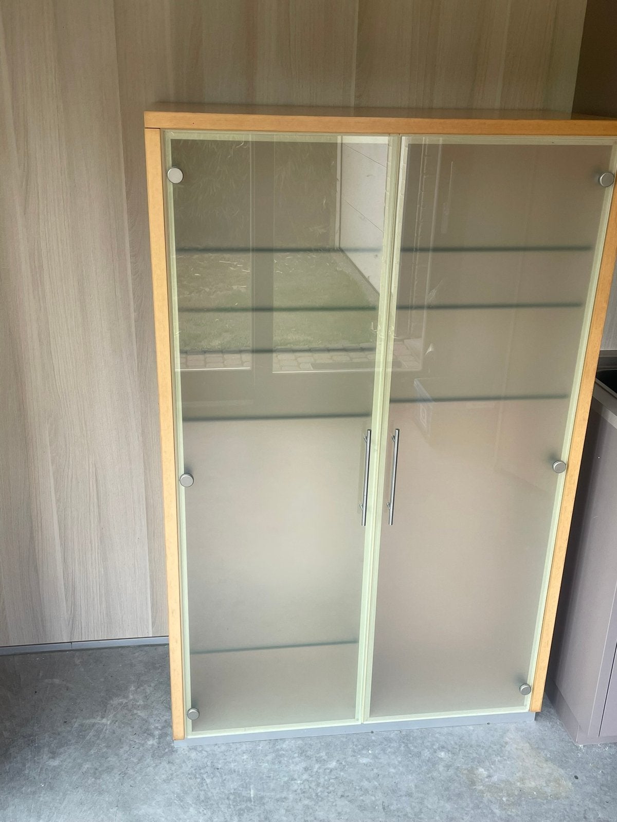 Kast met glazen deuren, Huis en Inrichting, Kasten | Vitrinekasten, Ophalen, Met deur(en), 100 tot 150 cm, Glas