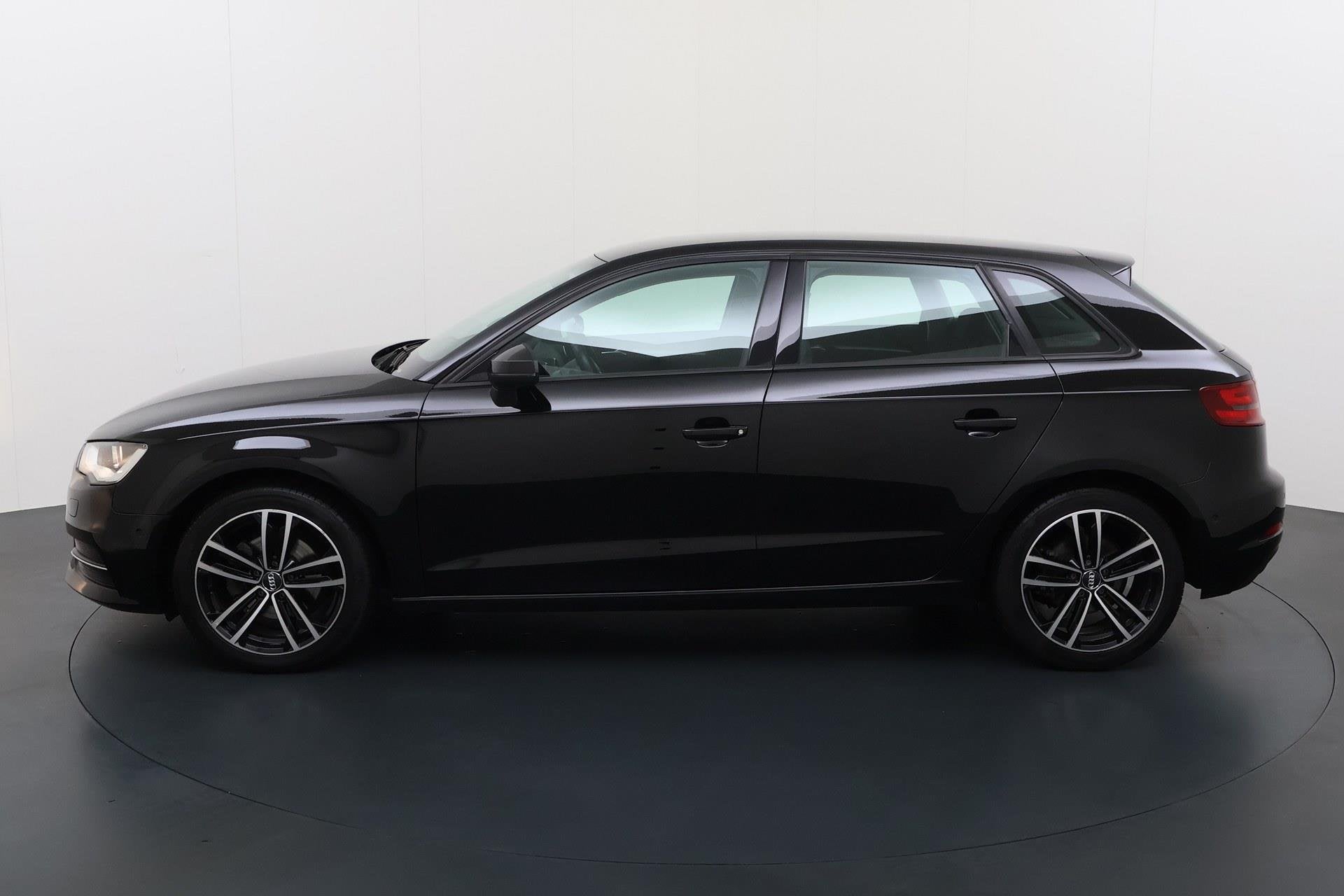 Audi A3 Sportback 1.4 TFSI CoD Attraction, navigatie, parkee, Gebruikt, 4 cilinders, 1210 kg, Zwart