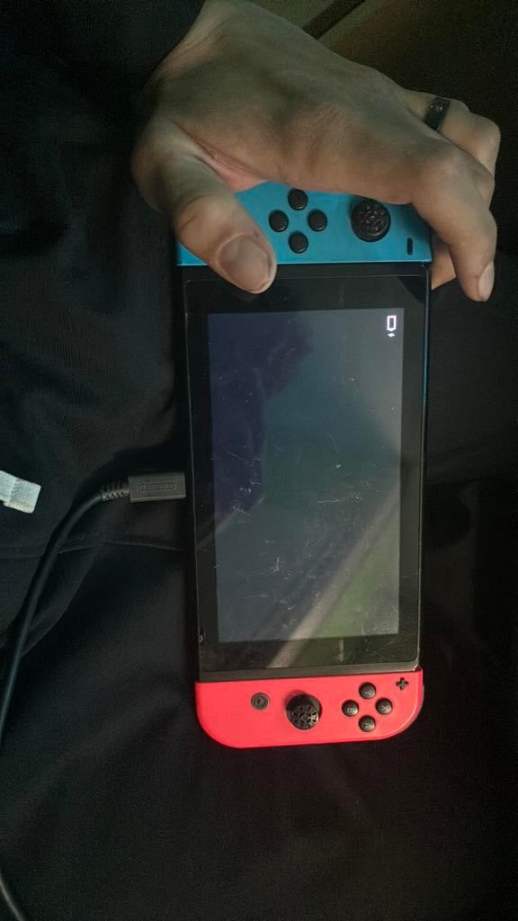 Nintendo switch rood met blauw en  zwart met stuur er bij, Games en Spelcomputers, Spelcomputers | Nintendo Switch, Gebruikt, Met 2 controllers