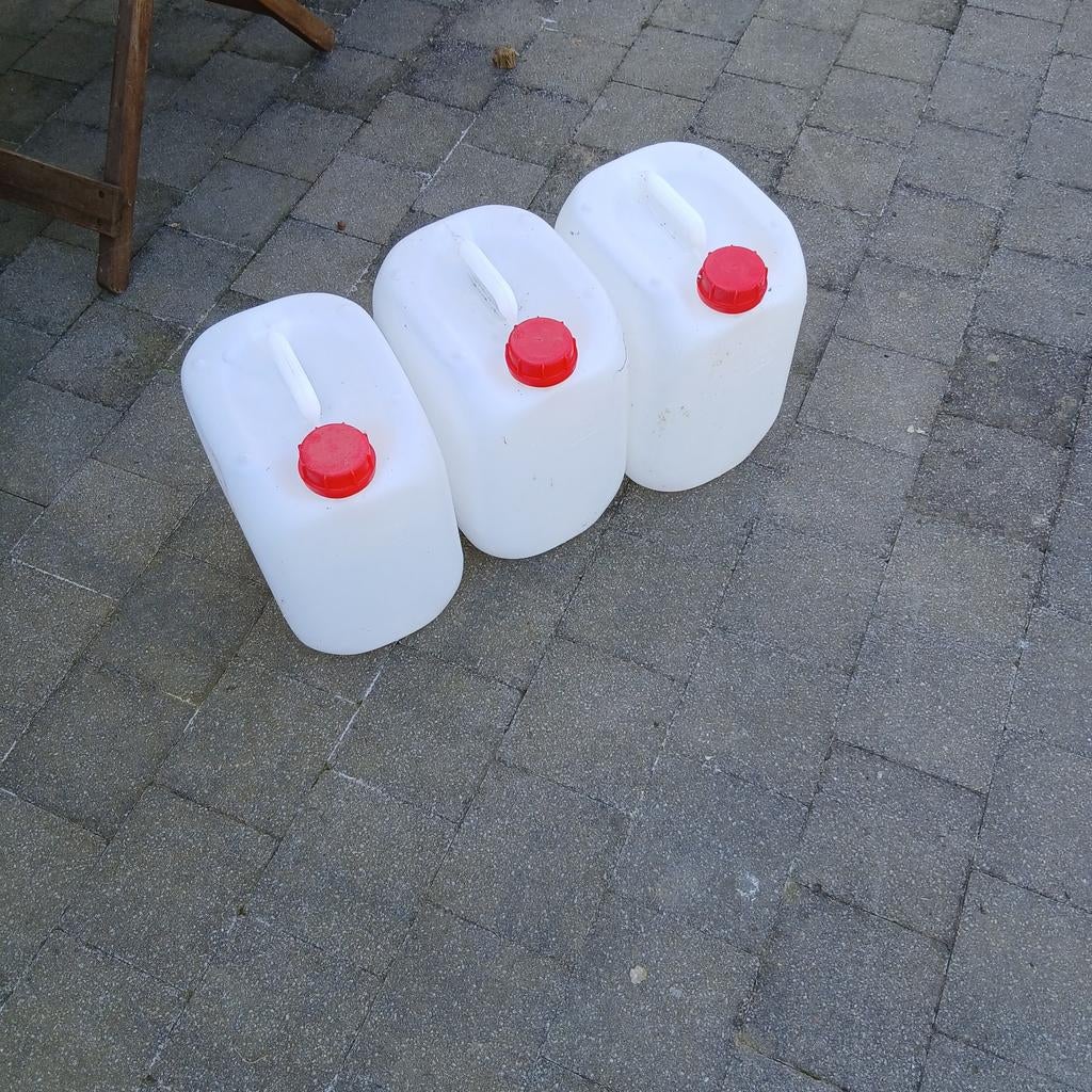3 bidons 10L, Enlèvement