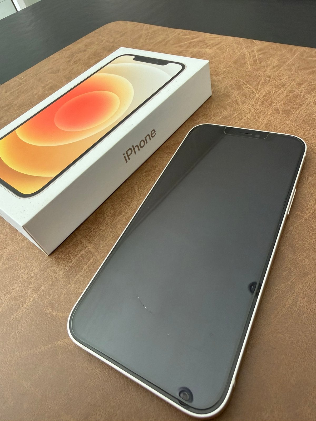 Iphone 12 white 64gb met screenprotect + 3 hoesjes, Telecommunicatie, Mobiele telefoons | Apple iPhone, Ophalen, Zo goed als nieuw
