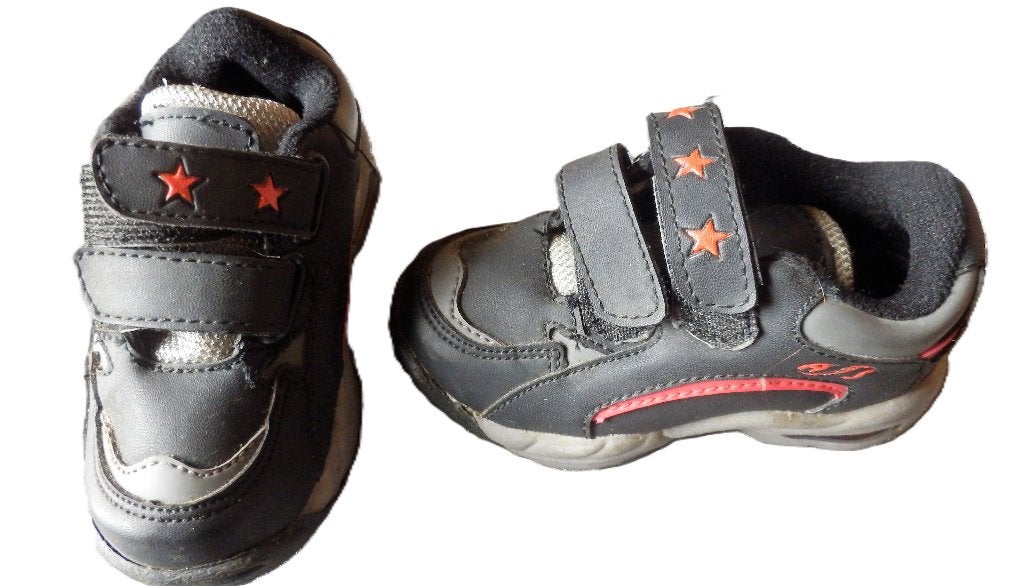 (54)- basket bébé p.23 noir- gris, Enfants & Bébés, Vêtements de bébé | Chaussures & Chaussettes, Garçon, Enlèvement ou Envoi