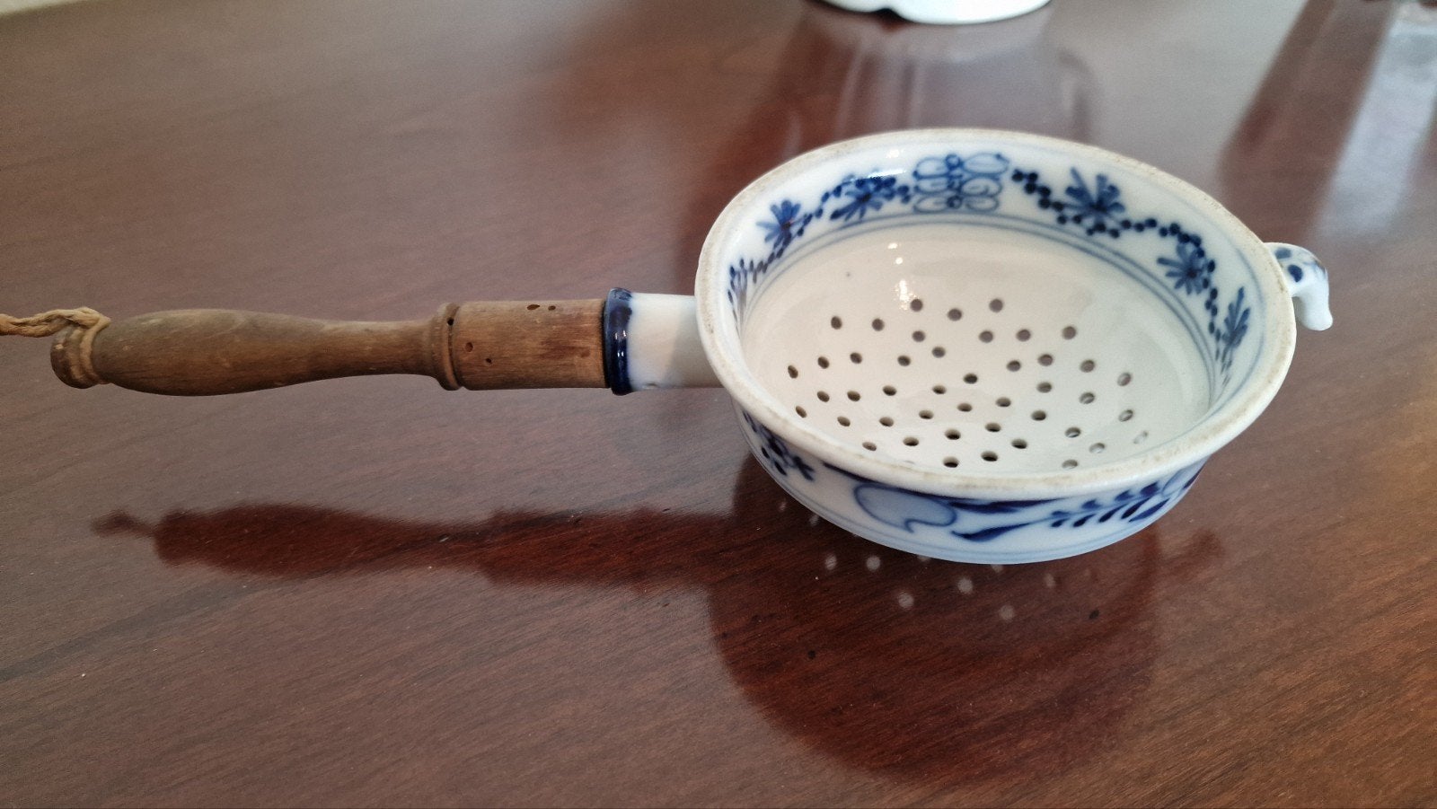 Antiek theezeefje met houten handvat., Ophalen