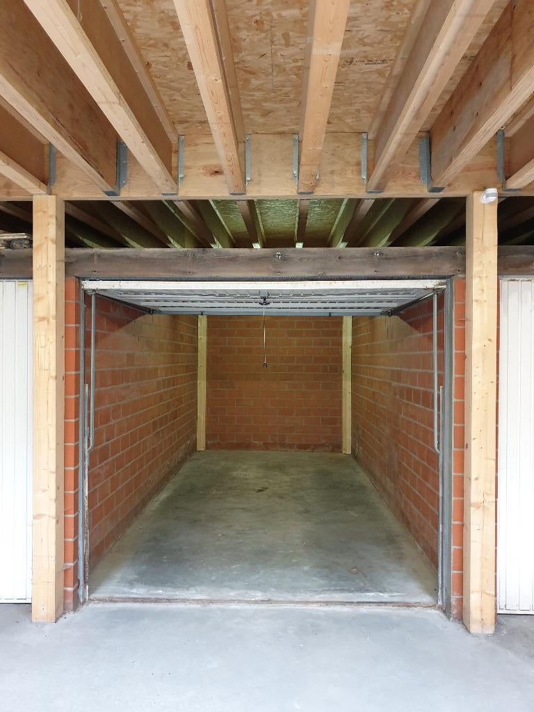 Nette, ruime garagebox te koop pal in centrum Oostende, Oostende