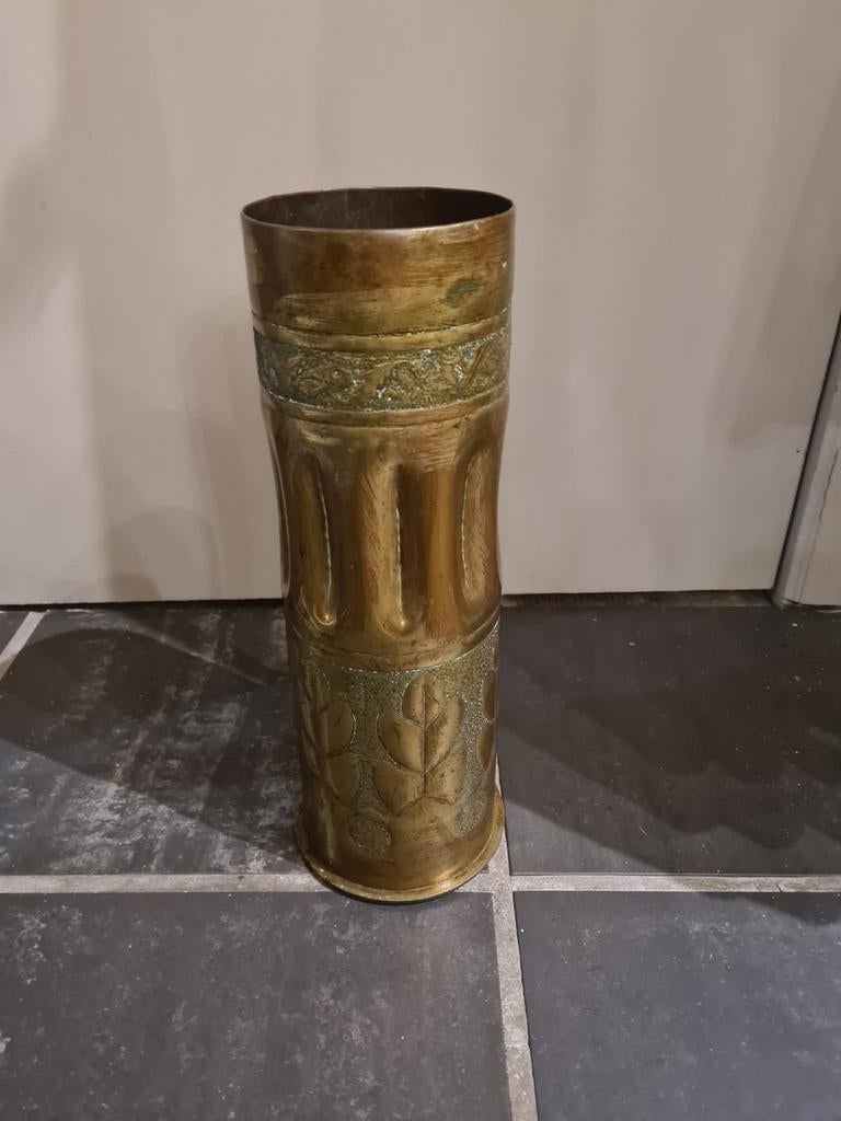 Oude koperen paraplubak gemaakt van oude obus, Ophalen