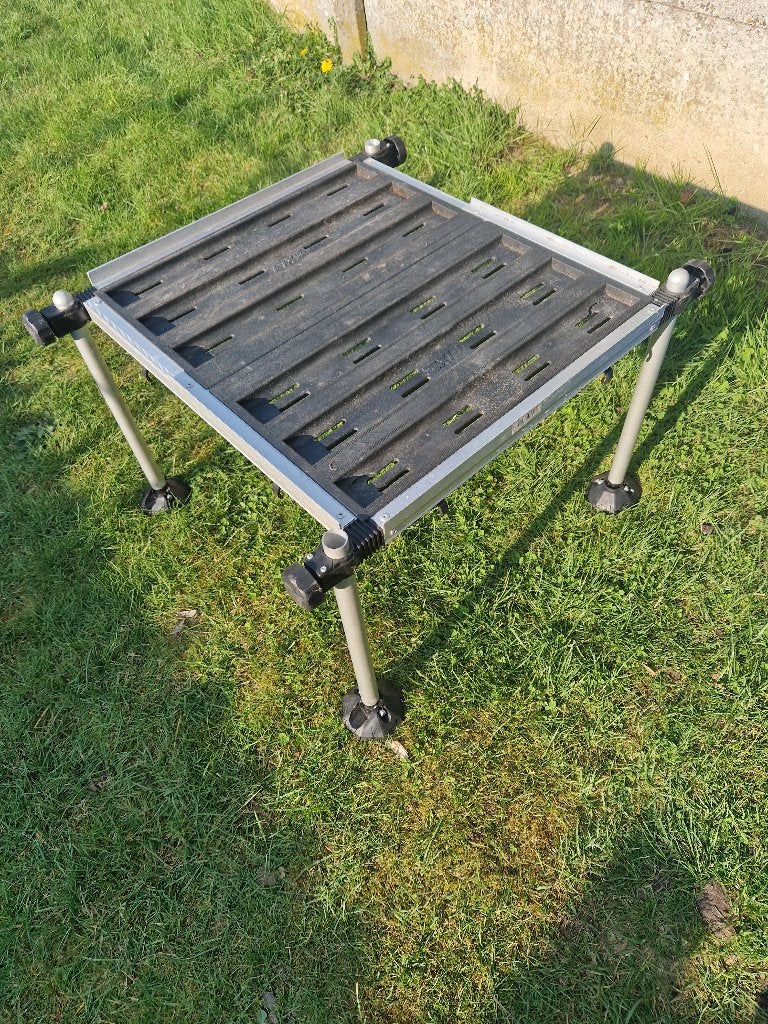 VEND PETITE TABLE ET ACCESSOIRS DE PECHE., Enlèvement, Utilisé, Autres types