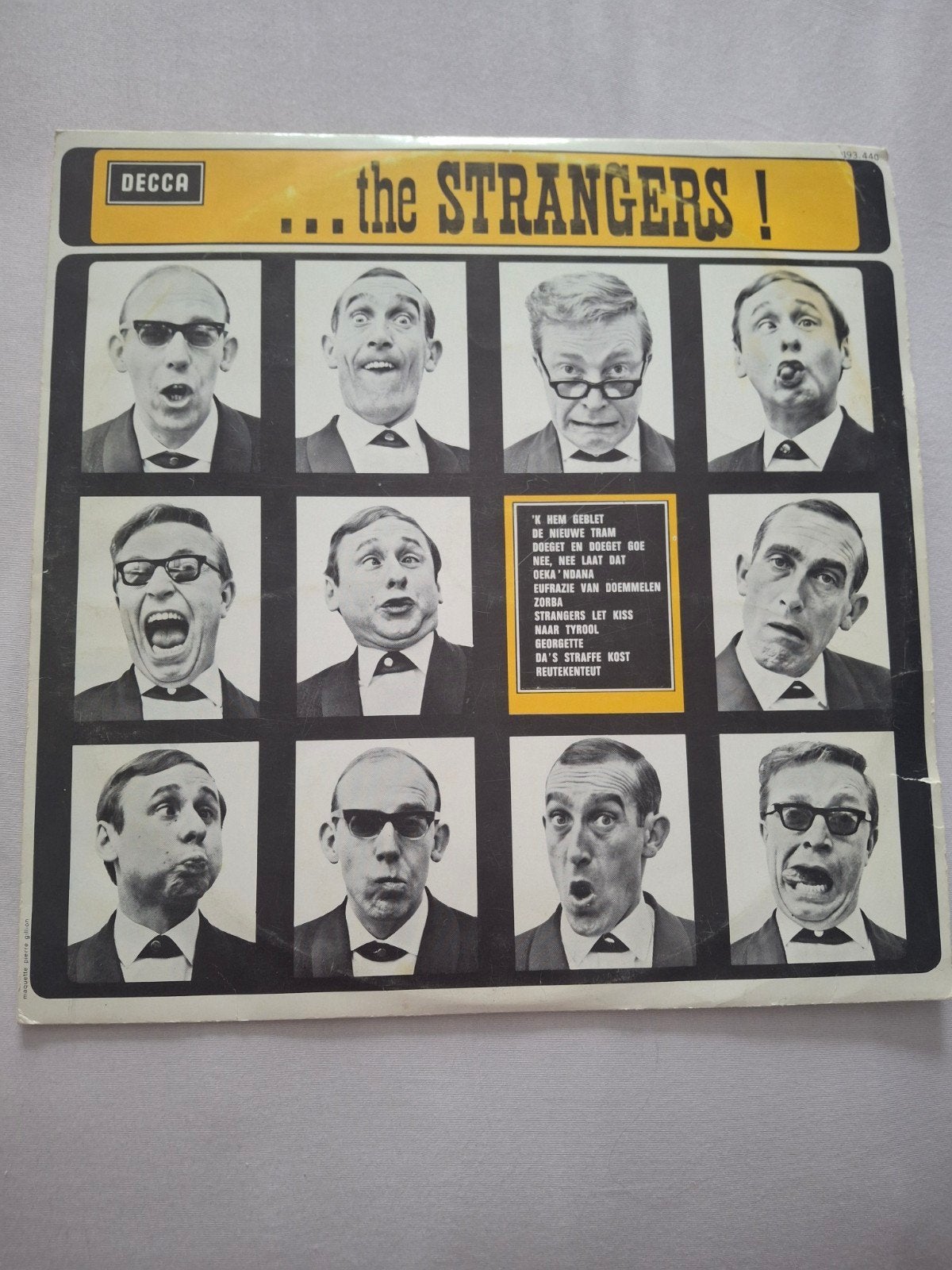 Elpee de strangers, Ophalen