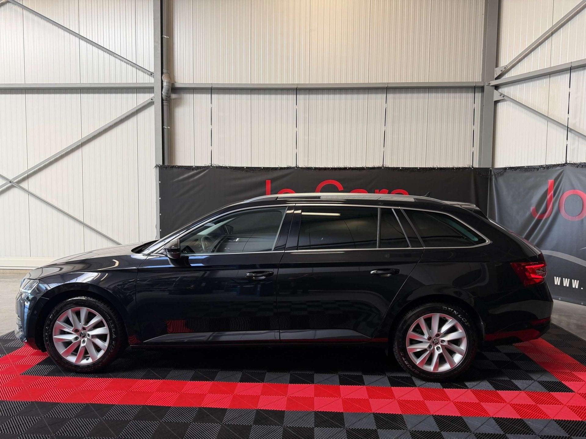 Skoda Superb Combi 1.5/Led/Leder/Pano/Camera/Key Less/Trekha, Auto's, Skoda, Automaat, Dealer onderhouden, Lichtsensor, 4 cilinders