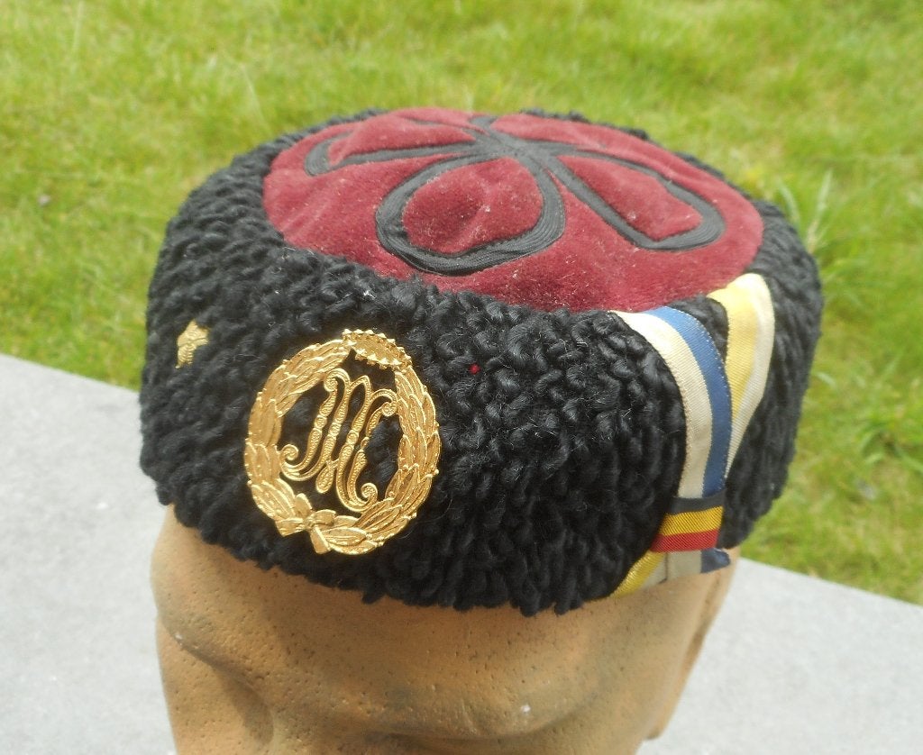 BELGIQUE - CERCLES ESTUDIANTINS - COIFFE AVEC INSIGNES, Collections, Envoi, Autres, Casque ou Béret