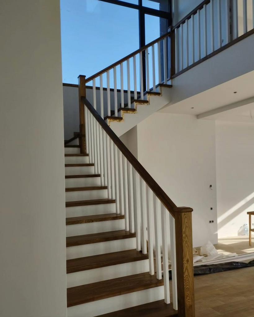 Pose de marches d’escalier en bois moderne