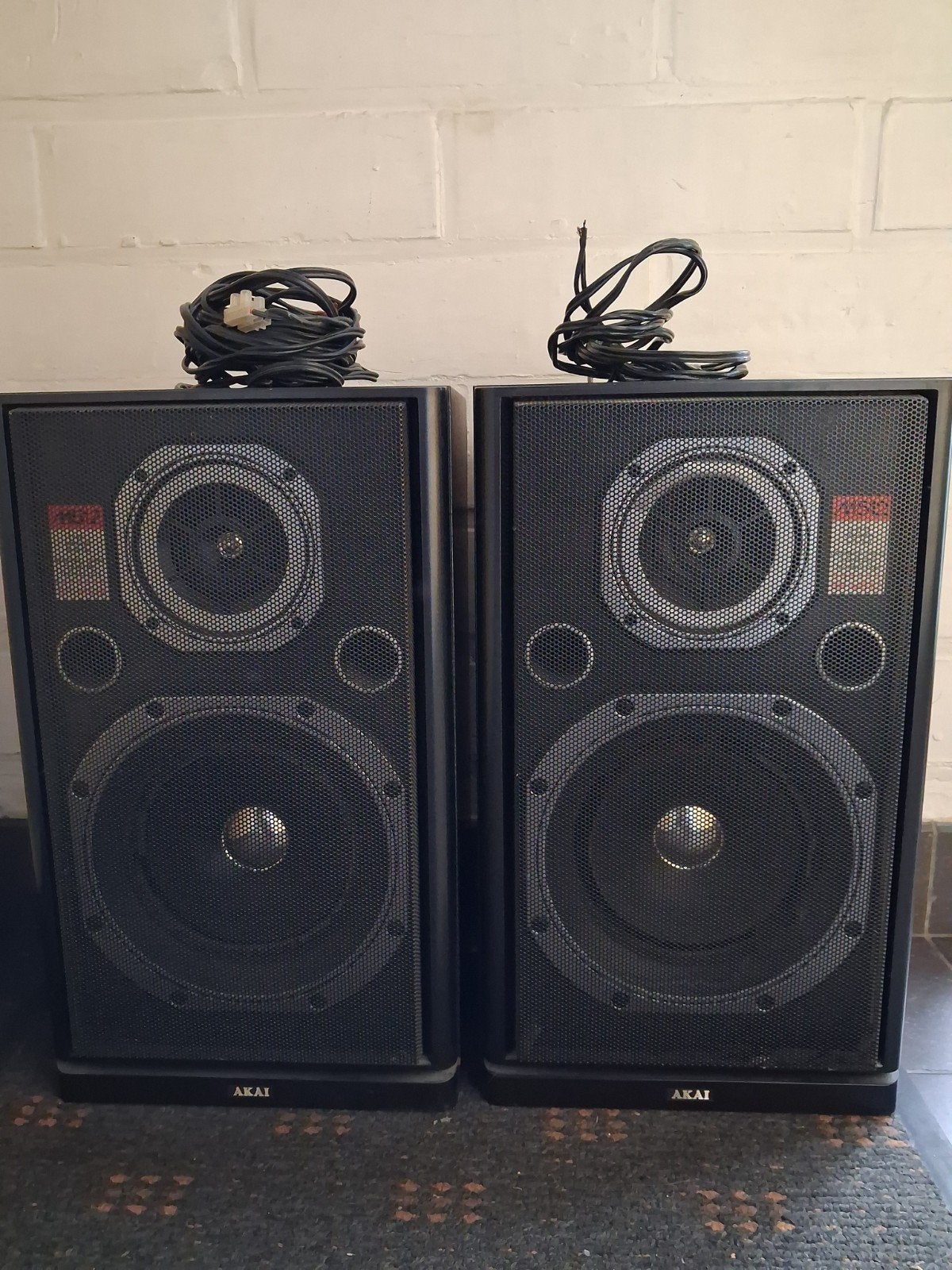 2 boîtes AKAI noires, Autres marques, Câbles inclus, Enlèvement, Utilisé