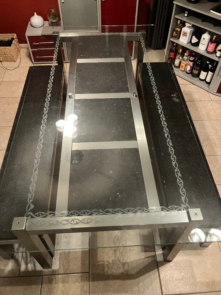 Handgemaakte inox designtafel met bijhorende zitbanken, Huis en Inrichting, Ophalen, 100 tot 150 cm, Design, 200 cm of meer