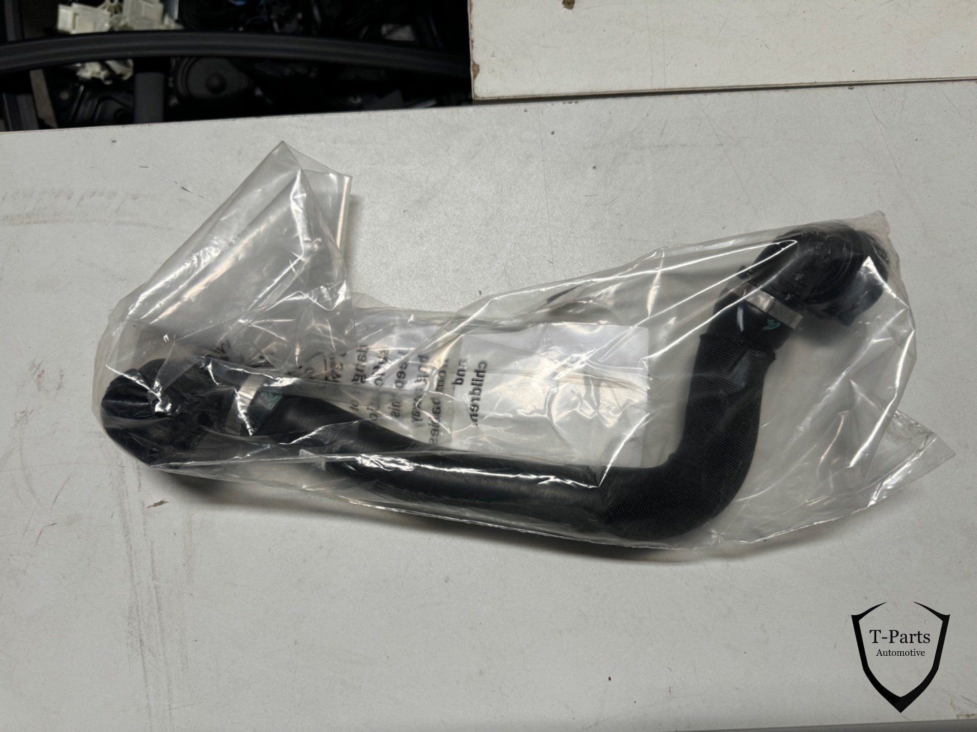 Bmw 1 2 3 4 sier slang radiateur 8658480, Auto-onderdelen, Info@fabrikant.eu, BMW, Fabrikantstraat 1
1000 AA  Amsterdam, Fabrikant BV