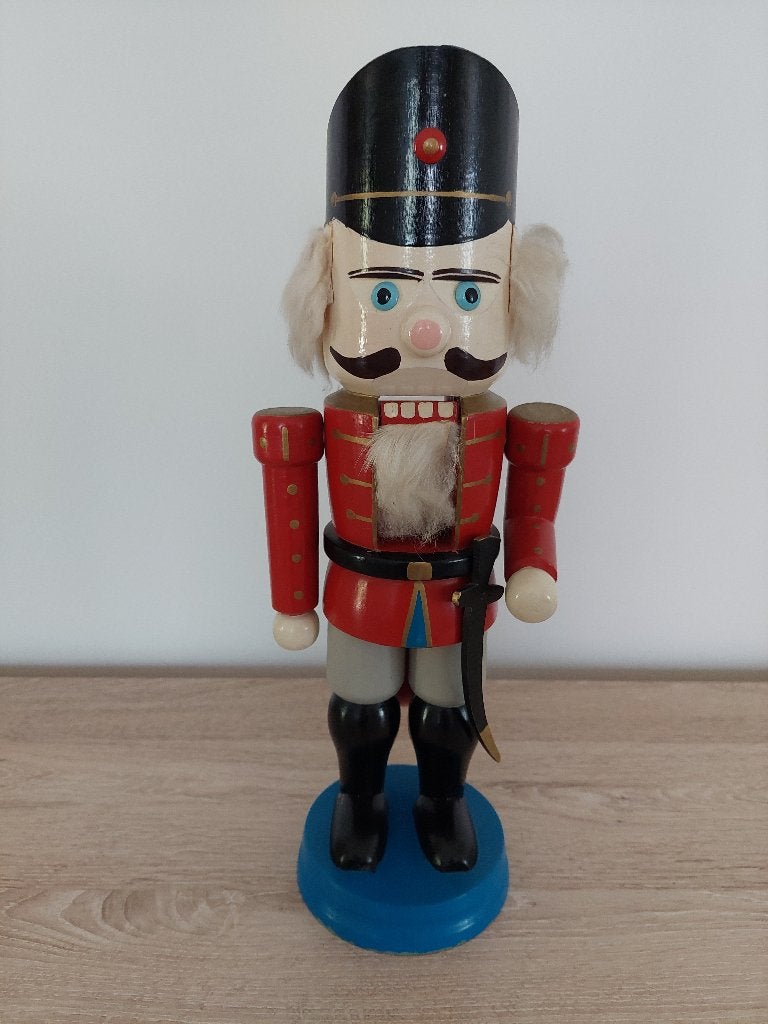 Houten notenkraker soldaat met hendel, Ophalen