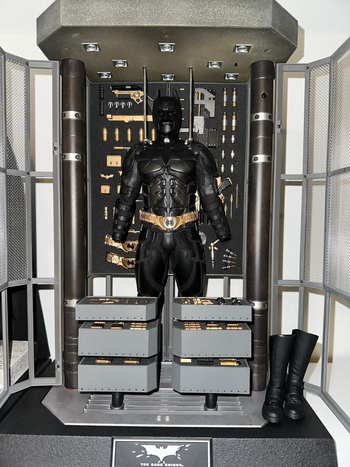Batman The Dark Knight Armory Bruce Wayne Alfred hot toys, Collections, Cinéma & Télévision, Enlèvement ou Envoi, Comme neuf, Film