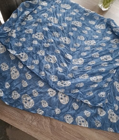 Grote blauwe sjaal met doodskoppen, Vêtements | Femmes, Bonnets, Écharpes & Gants, Enlèvement ou Envoi, Comme neuf, Écharpe