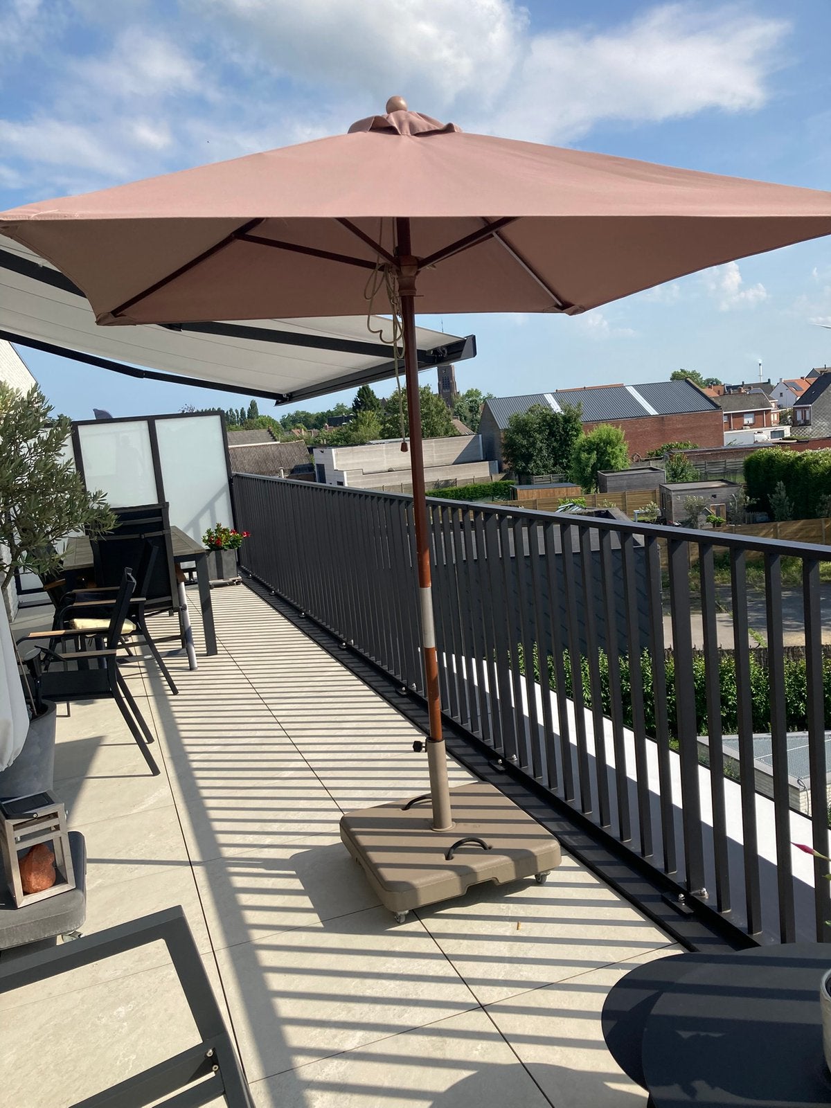Bristol parasol te koop met hoes ,verstelbare voet 60 kg., Enlèvement, Comme neuf