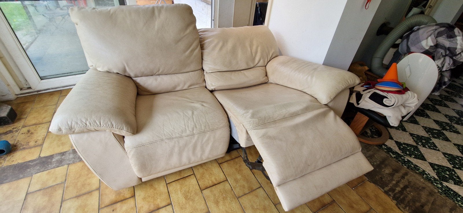 Canapé 2 places relax électrique en cuir beige, Maison & Meubles, 75 à 100 cm, 125 cm ou plus, Enlèvement, Utilisé