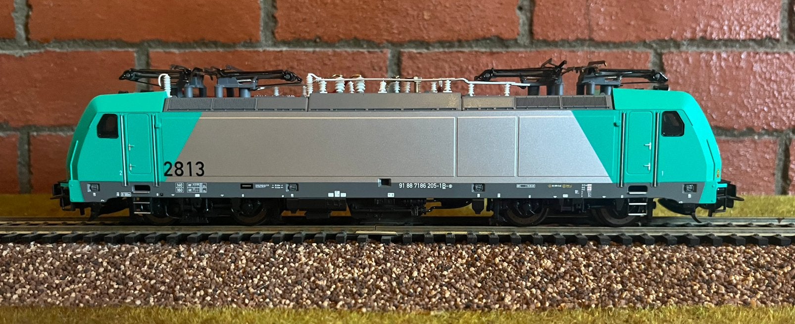 Piko HO 59850 Traxx 2813 NMBS AC digitaal mint, Wisselstroom, Locomotief, Zo goed als nieuw, Piko
