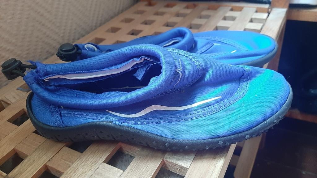Waterschoenen maat 30, Ophalen