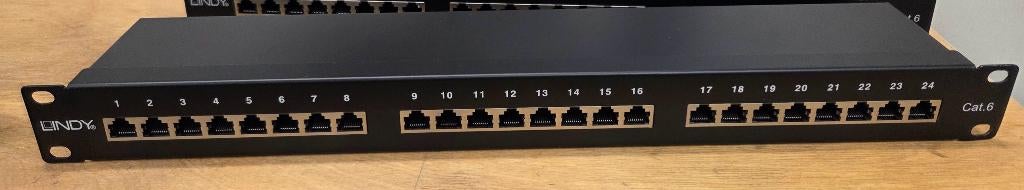 Panneau de brassage 24 ports RJ45 pour rack 1U Lindy, Computers en Software, Netwerk switches, Ophalen, Gebruikt