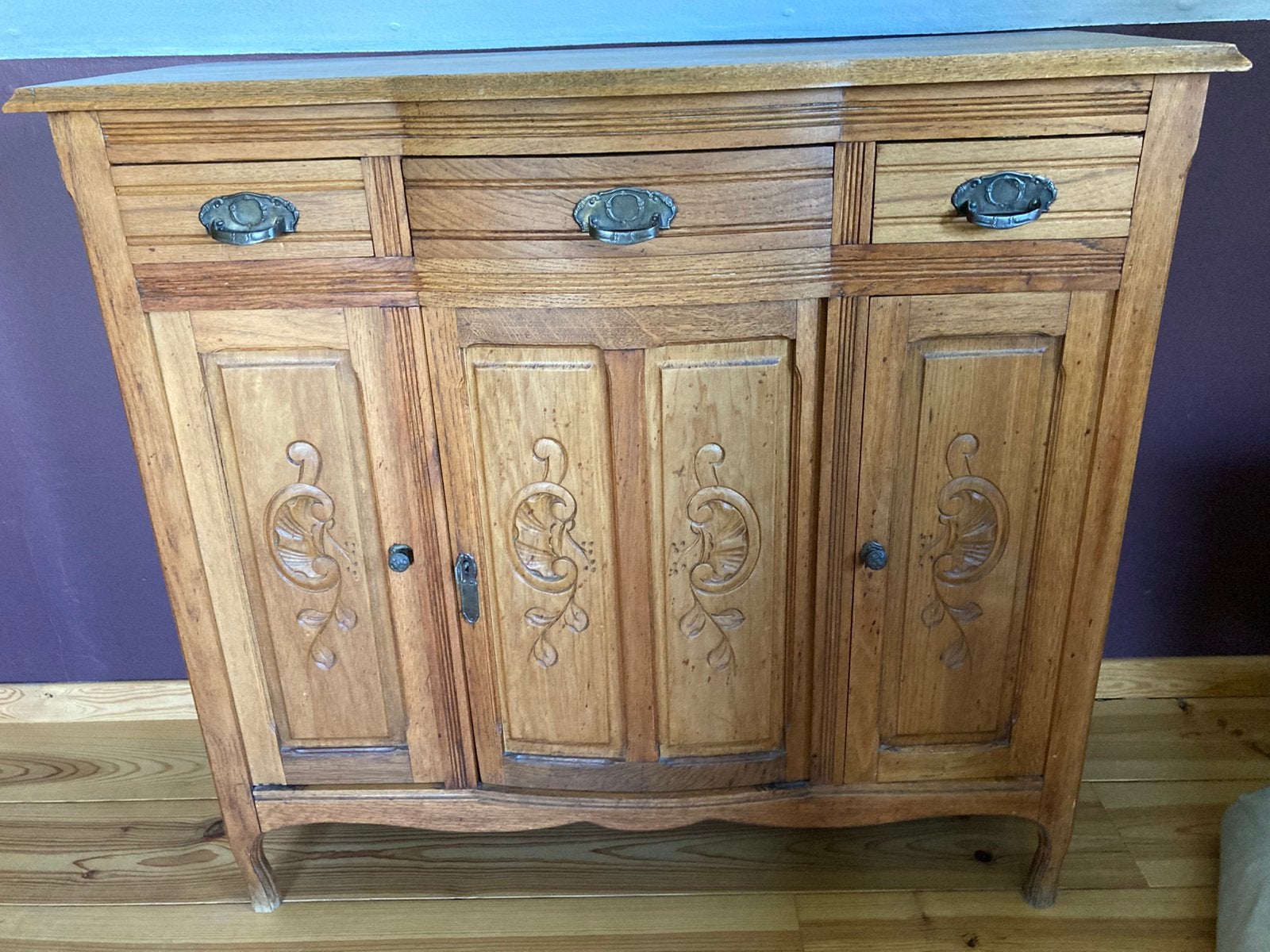 Armoire murale en pin avec sculptures, Enlèvement, Utilisé