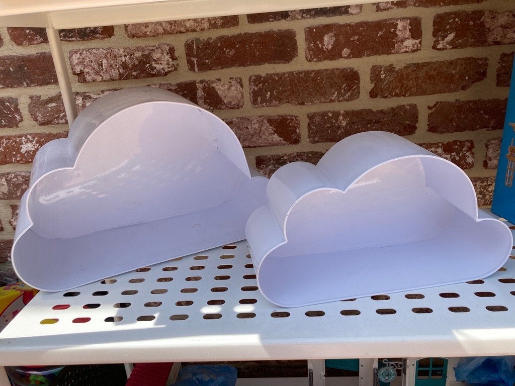 2 metalen wandrekjes wolken, Ophalen