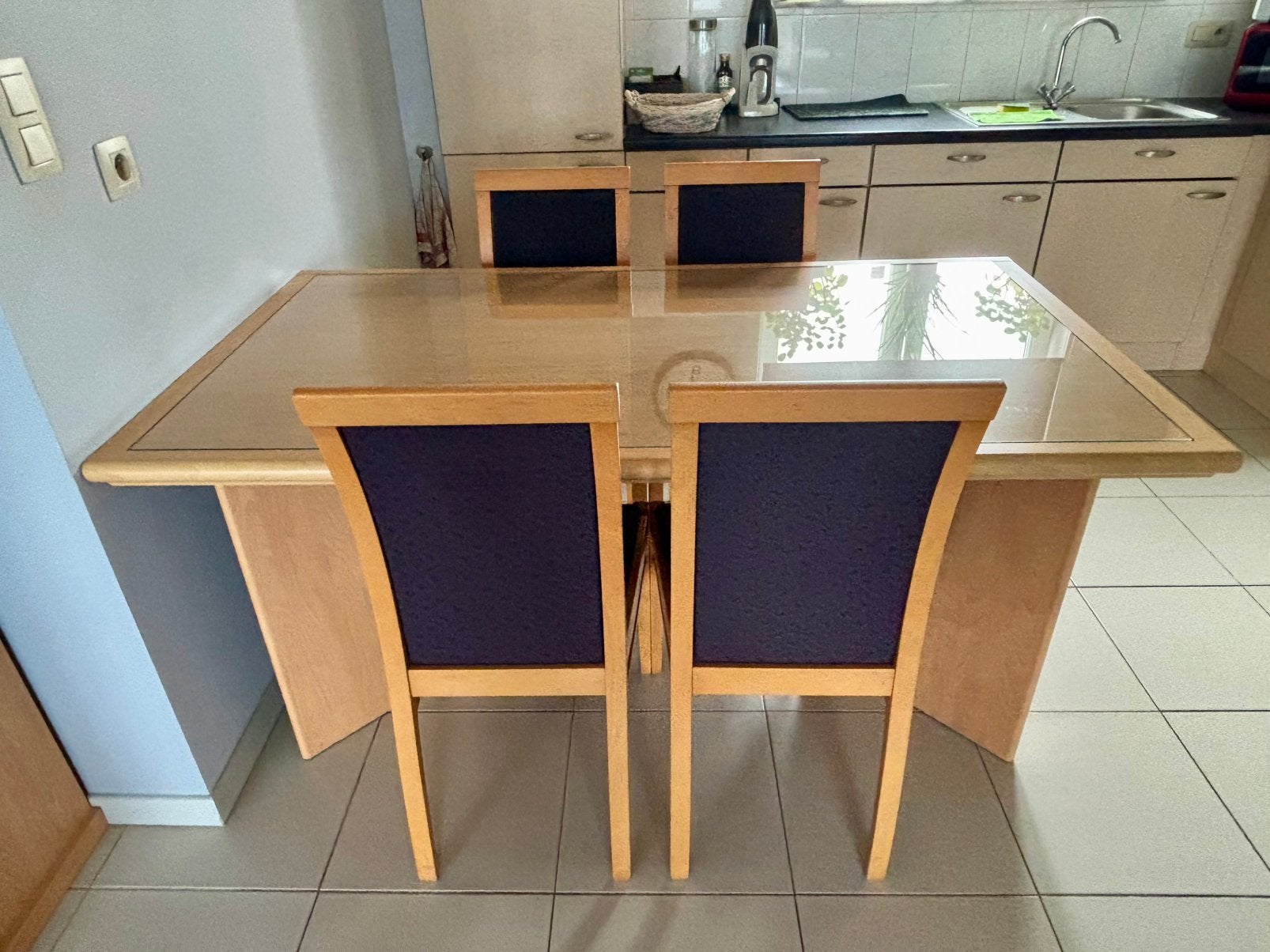 Salle à manger avec quatre chaises et placards, Maison & Meubles, Enlèvement, Utilisé, 4 à 6 chaises
