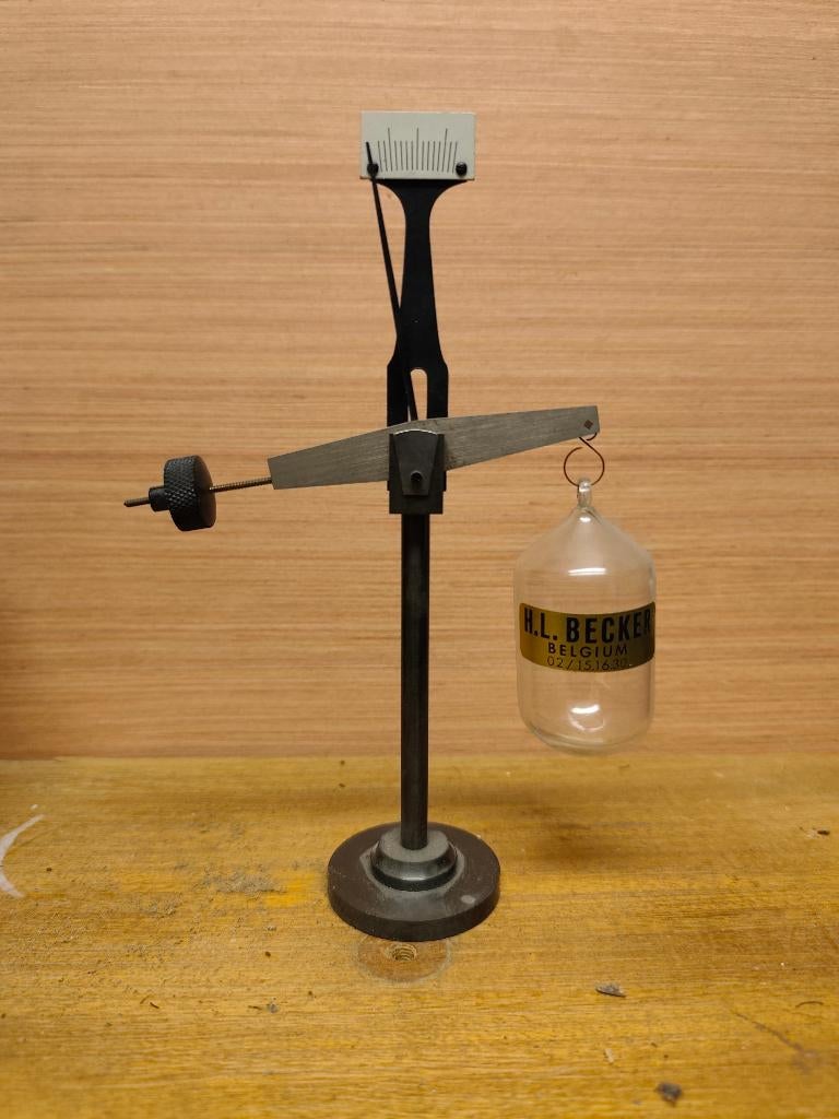 Ancienne balance hydrostatique de marque Becker, Enlèvement