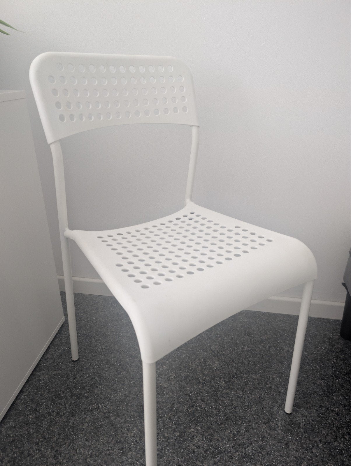 Witte plastic stoel, Ophalen, Plastic
