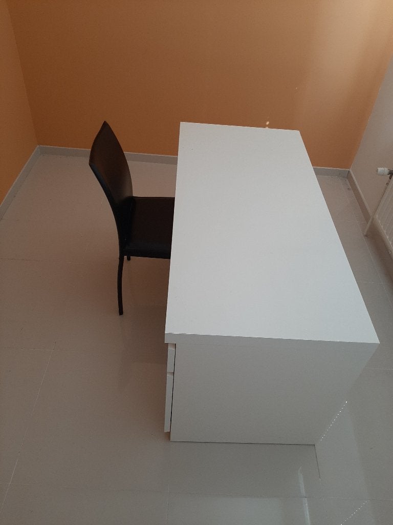 Modern wit bureau met stoel, 65 cm, Utilisé, IKEA, Moderne
