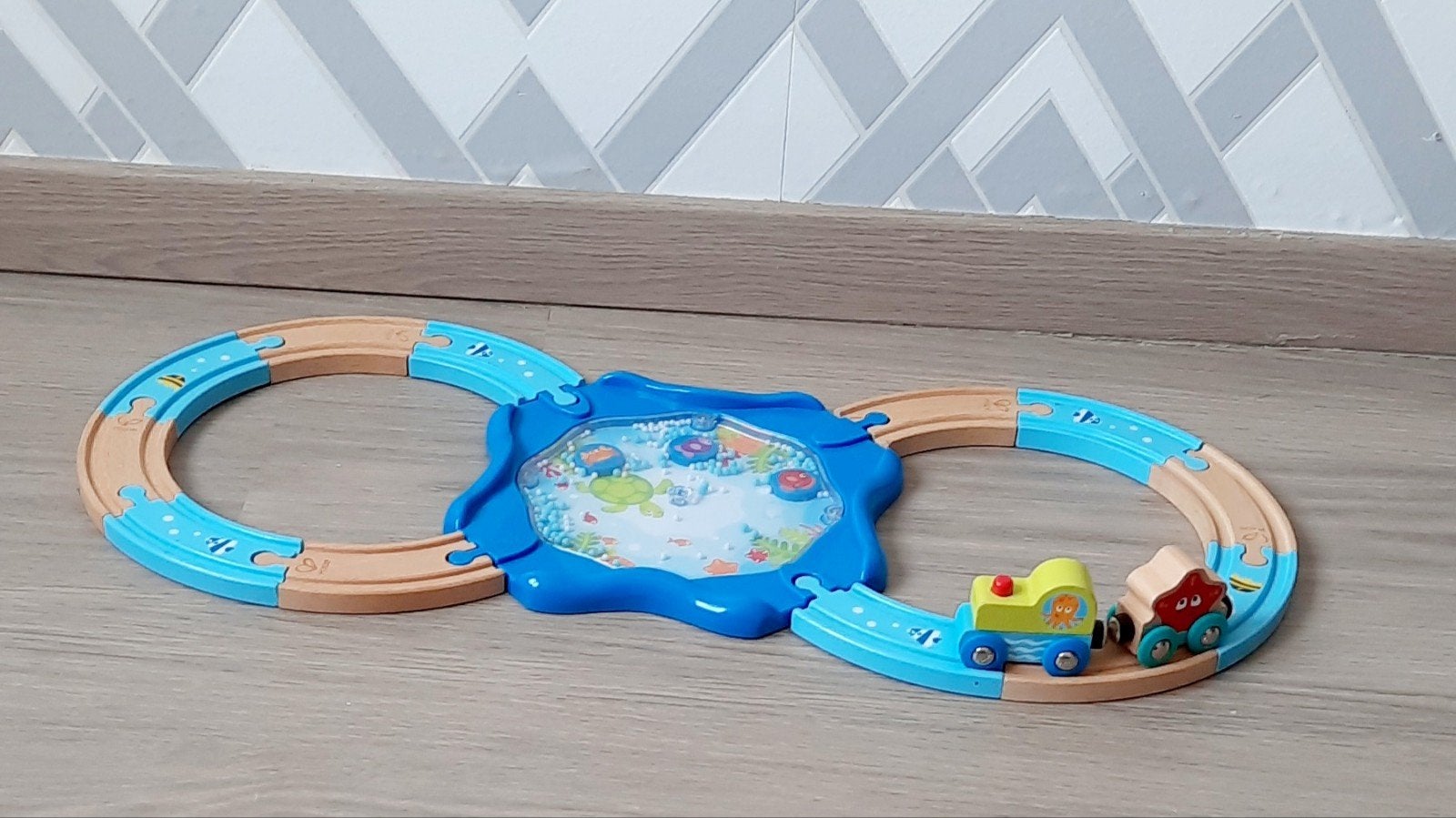 Hape houten treinbaan onderwaterwereld, Kinderen en Baby's, Ophalen of Verzenden, Overige typen