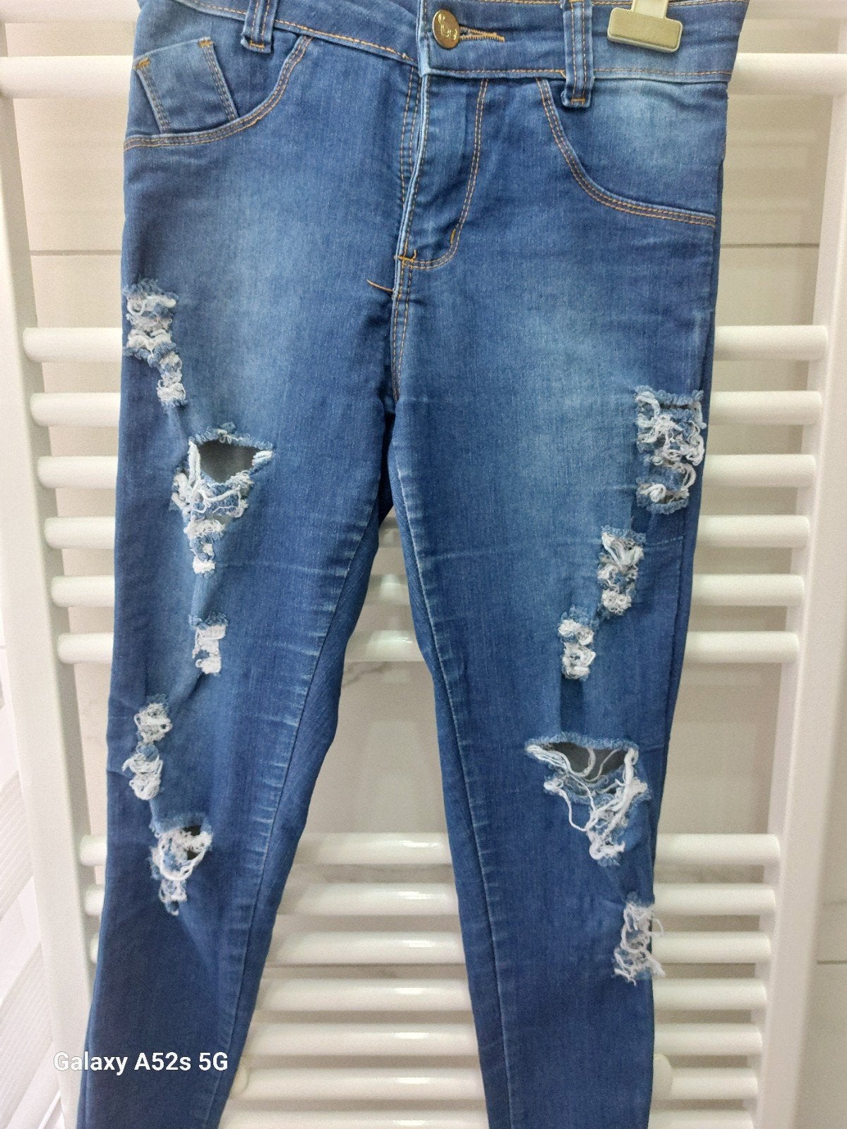 Jeans dame mode troué taille 38-40 bon état pour 15€ pièce, Kleding | Dames, Spijkerbroeken en Jeans, Ophalen