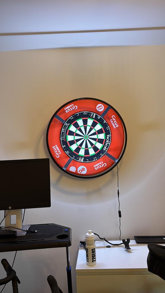 Volledige darts set up, Sport en Fitness, Darts, Ophalen of Verzenden, Zo goed als nieuw