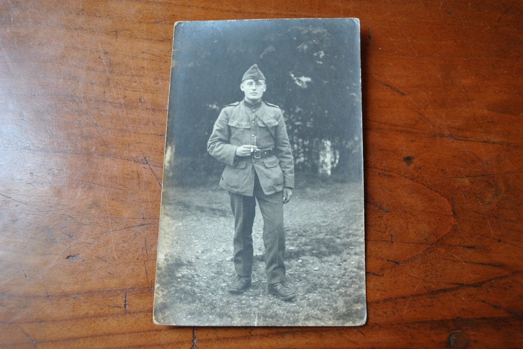 Photo carte ancienne Militaire uniforme posant cigarette, Enlèvement ou Envoi, Autres, Photo ou Poster