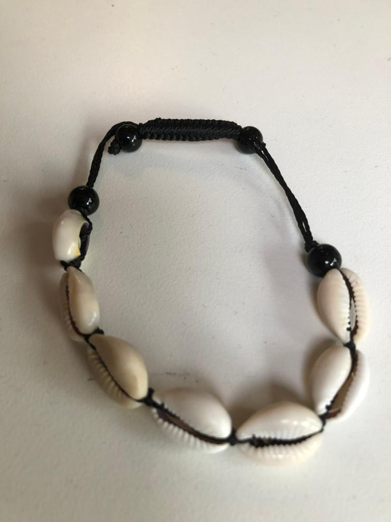 Zwarte armband met witte schelpen, Handtassen en Accessoires, Armbanden, Ophalen of Verzenden, Zo goed als nieuw, Zwart