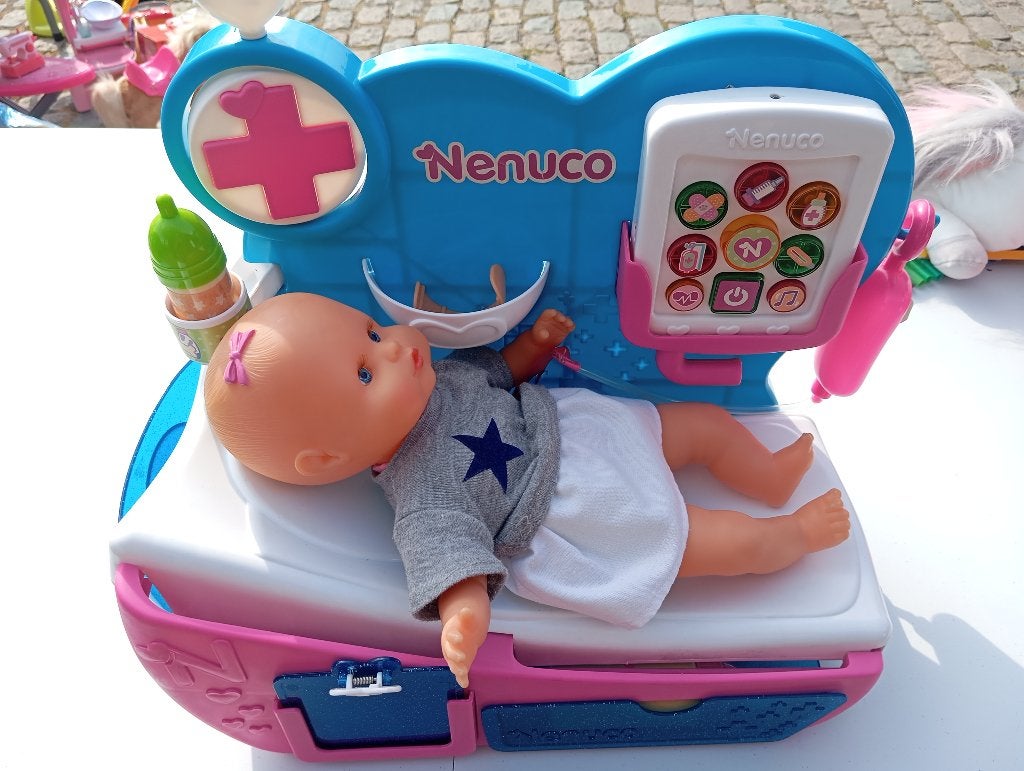 Nenuco eerste medische bezoek, Kinderen en Baby's, Speelgoed | Poppen, Ophalen, Zo goed als nieuw, Overige typen