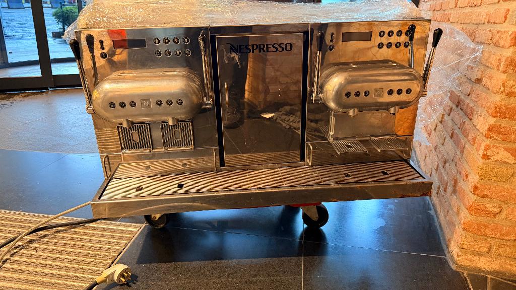 NESPRESSO AGUILA 220 KOFFIEZETAPPARAAT, Koffiepads en cups, Gebruikt, Koffiemachine, 2 tot 4 kopjes