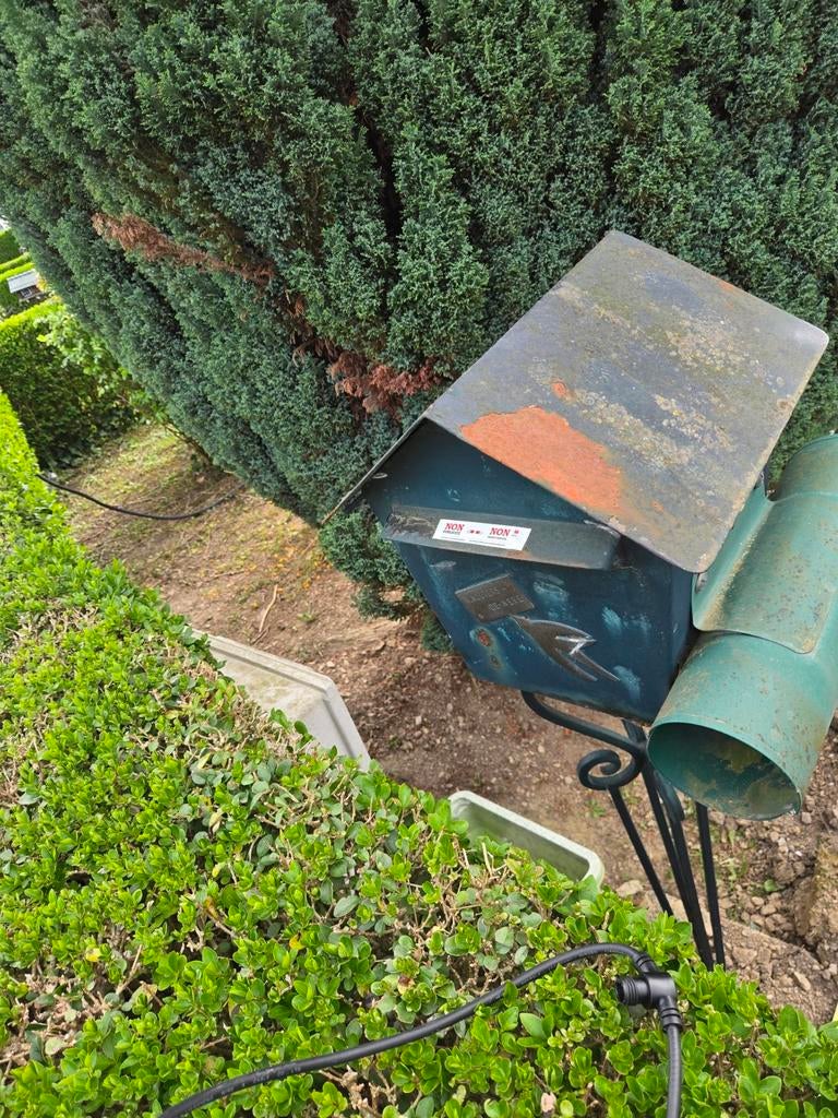 Boîte à lettre et colis artisanale en fer forgé à restaurer., Fer