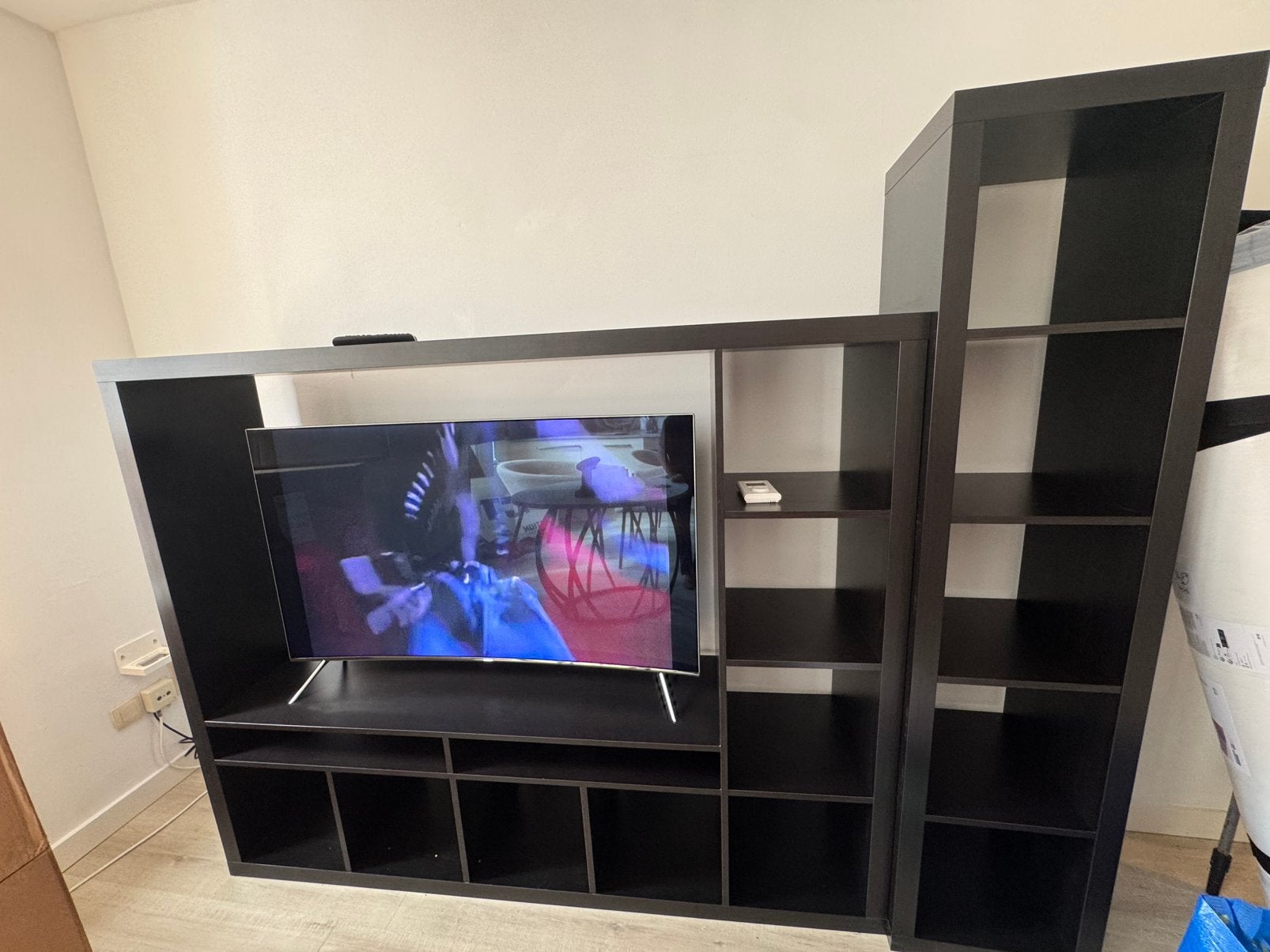 Grote zwarte wandkast / TV-meubel met veel opbergruimte, Huis en Inrichting, Ophalen, Zo goed als nieuw