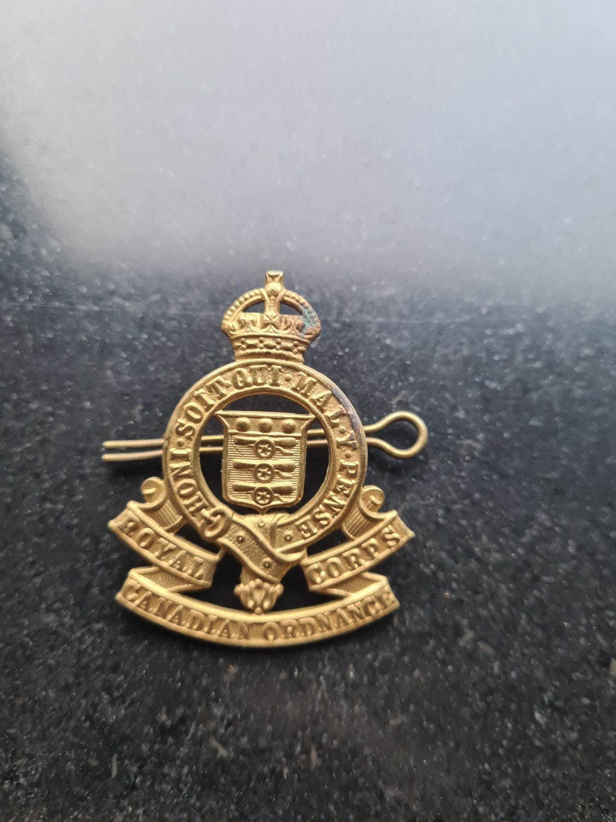 (cap badge)  Royal Canadian Ordnance Corp WW2, Verzamelen, Ophalen