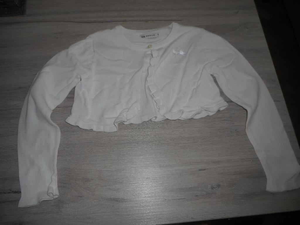 wit cardigan maat 134 c&a, C&A, Enlèvement ou Envoi, Pull ou Veste, Comme neuf