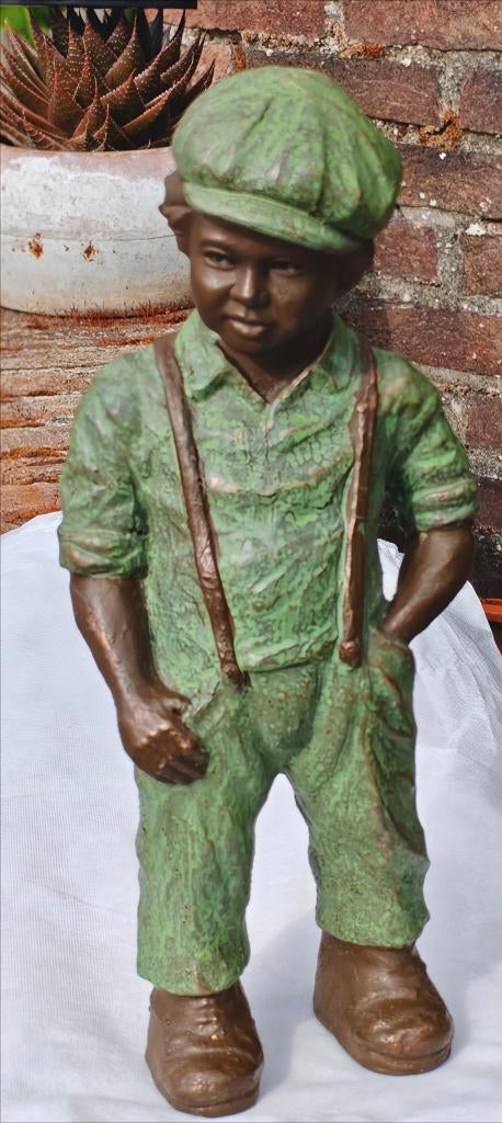 Geert Kunen,jongen met pet ,33cm,bronsglazuur,handgemaakt, Ophalen of Verzenden, 20 - 50 cm, Steen of Keramiek, Beeld