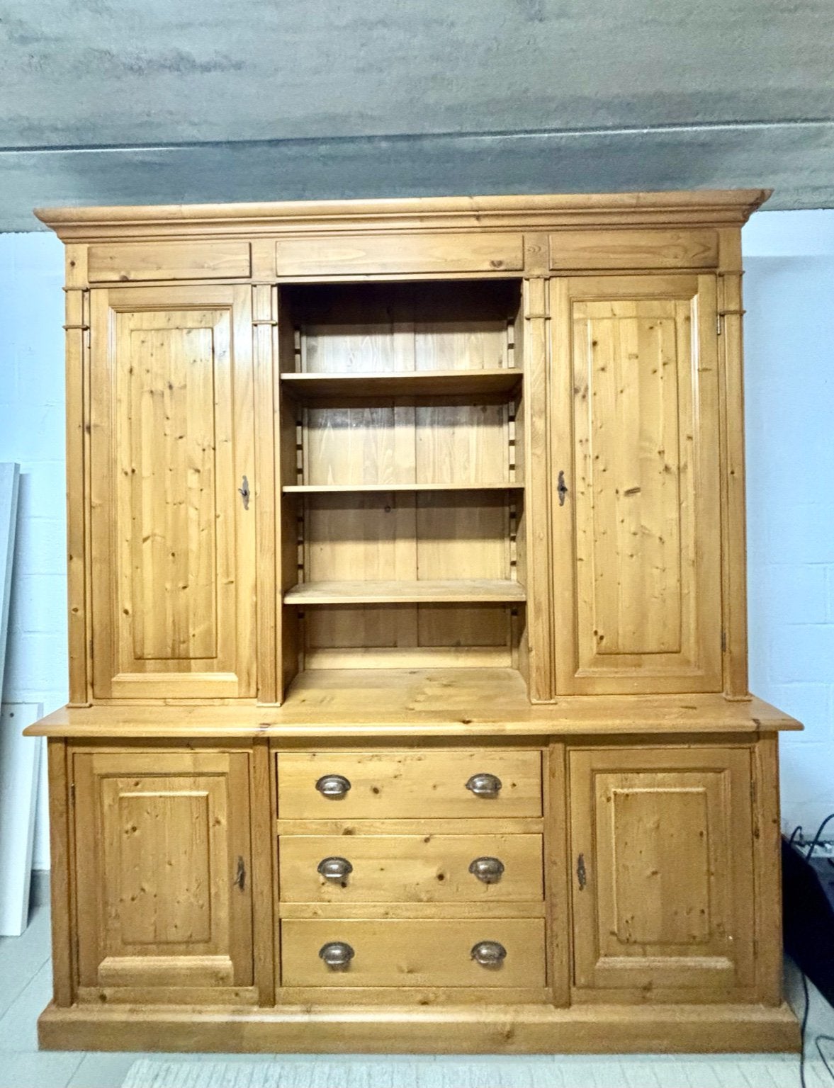 Grote landelijke houten kast met veel opbergruimte, Avec tiroir(s), 25 à 50 cm, 150 à 200 cm, Comme neuf