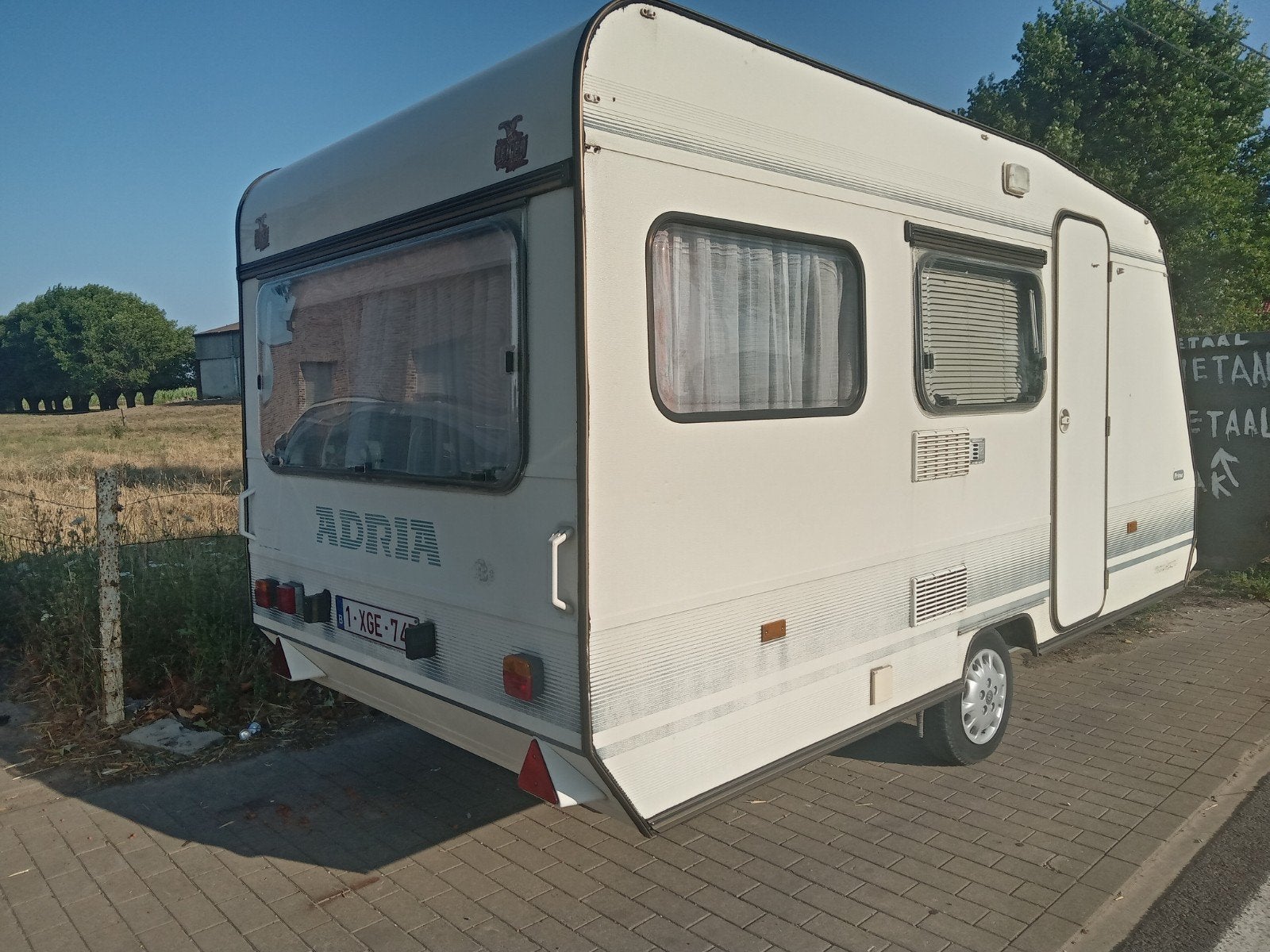 Très belle caravane avec toilettes fixes 750 kg, Jusqu'à 4, Coin salon convertible, 5 à 6 mètres, Particulier