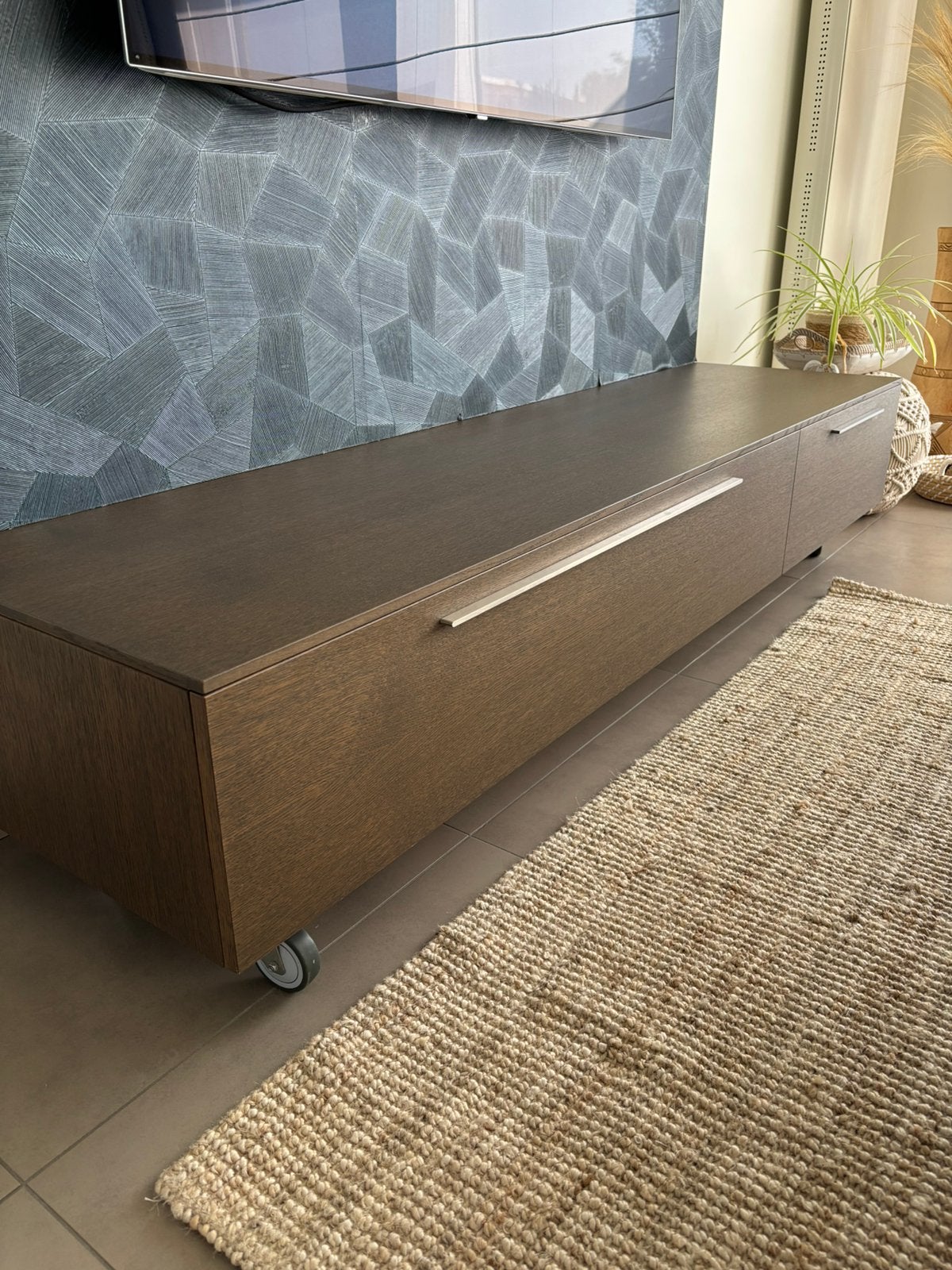TV meubel in smoke eik l 189cm/b 50/h 41 op wielen, Ophalen, Zo goed als nieuw