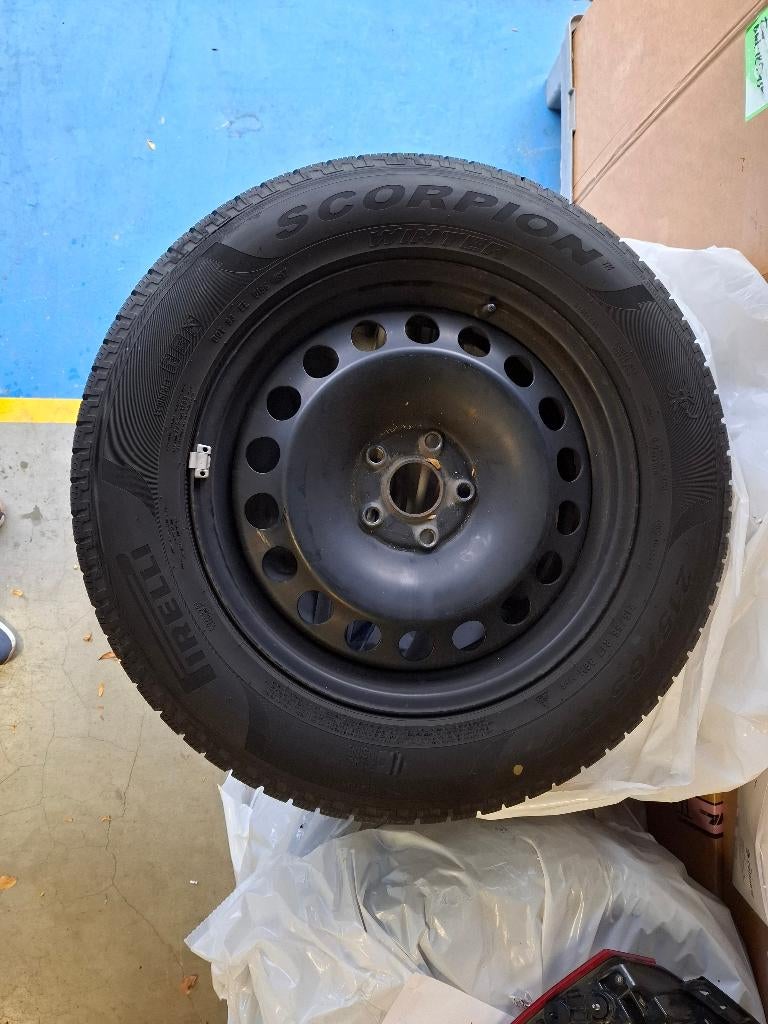 Winterbanden op velg 215/65 R17, Auto-onderdelen, Banden en Velgen, Ophalen, Banden en Velgen, 17 inch, Winterbanden