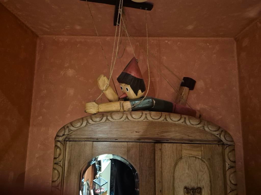 Sculpture en bois : Pinocchio, faite main, Enlèvement