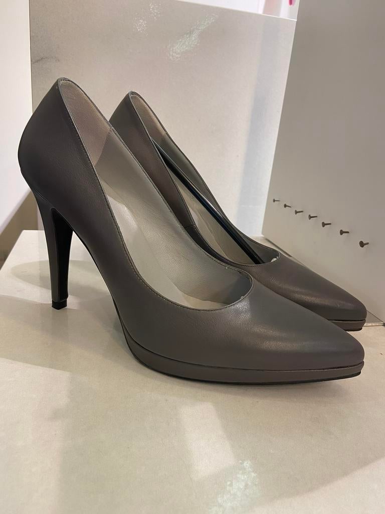 Frida pumps grijs leer maat 40 - Nieuw, Pumps, Ophalen of Verzenden, Zo goed als nieuw, Grijs