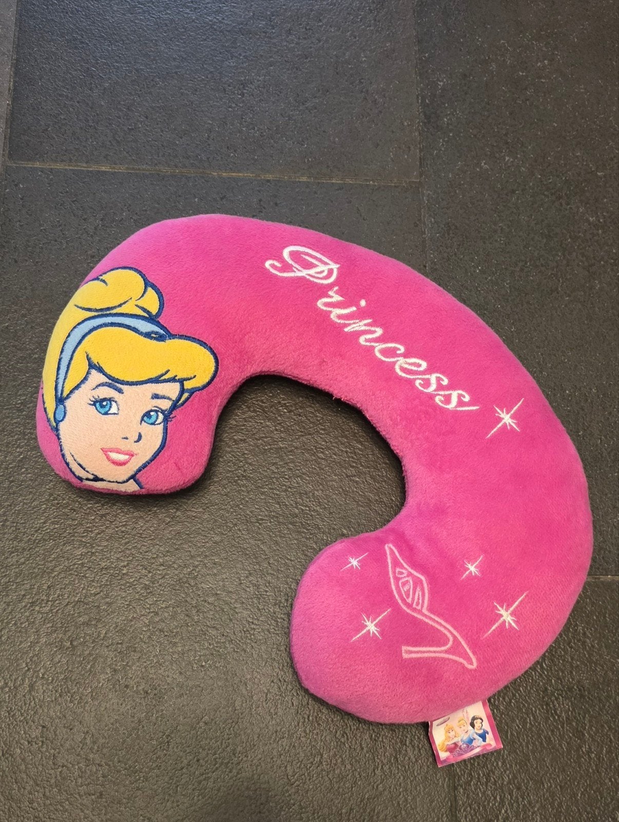 nek kussen kids, Ophalen
